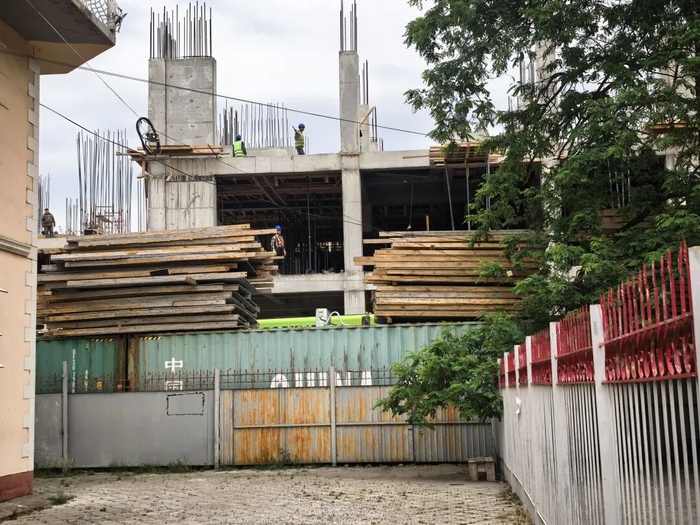 比什凯克市中心，建筑工地的集装箱上可以看到“中国”。刘洋 摄