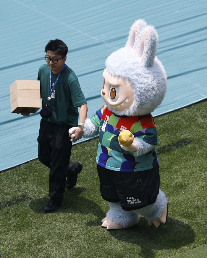 　　“拉布布”在开幕式上亮相。新华社发（弗朗西斯科·卡涅多摄）