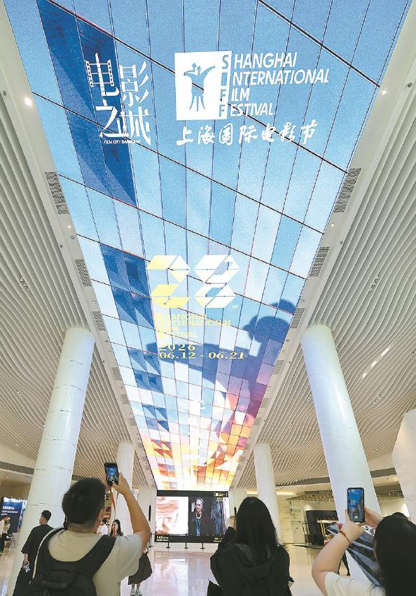             影迷在上海影城拍照打卡  本报记者  王凯  摄          