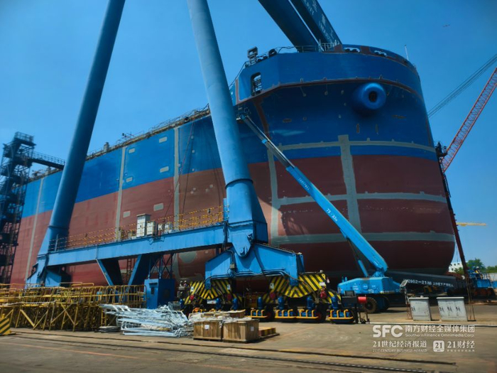 大连中远海运重工正在建造的船舶。拍摄：张旭