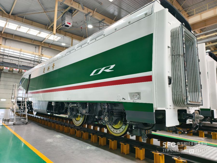 中车大连生产的“复兴号”动力机车。拍摄：张旭