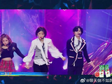 不愧是THE9，再唱主题曲《yes！OK！》，开场就燃炸全场！