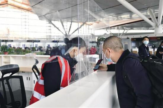 乘机问询服务岗位员工为旅客答疑解惑。白玛群宗摄