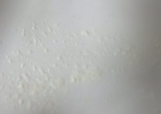 消费者供图：牛奶呈现豆腐渣样