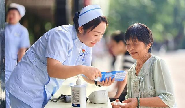 2026年6月11日，河南省舞钢，医务人员向社区居民和老年人普及健康知识。图源：视觉中国