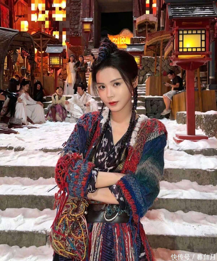 然而，随着这段恋情的曝光，宋威龙的公众形象和口碑一度遭遇了下降。在舆论的压力下，他的事业似乎也陷入了短暂的低谷。直到2025年底，宋威龙凭借《骄阳似我》中林屿森一角，再次成功逆袭，重新收获了观众的好评。毕竟，看到剧中的宋威龙，你一定被他与赵今麦之间的默契和甜蜜深深吸引了吧。