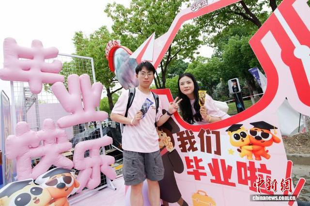学生在毕业打卡装置旁合影。无锡市委宣传部供图