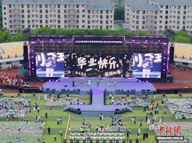 无锡大学生集体毕业礼彩排现场。无锡市委宣传部供图
