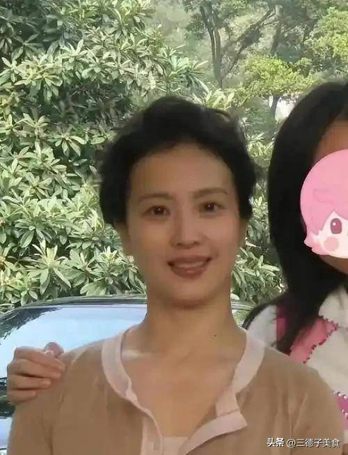 有人说刘晓莉这辈子太亏——两段婚姻没保住，积攒的大半生舞台也放弃了。但仔细想，她到底亏在哪？女儿活成了她最想看到的模样，而她自己，也终于拥有了无需向任何人交代的自由，活出了属于下半场的自己。