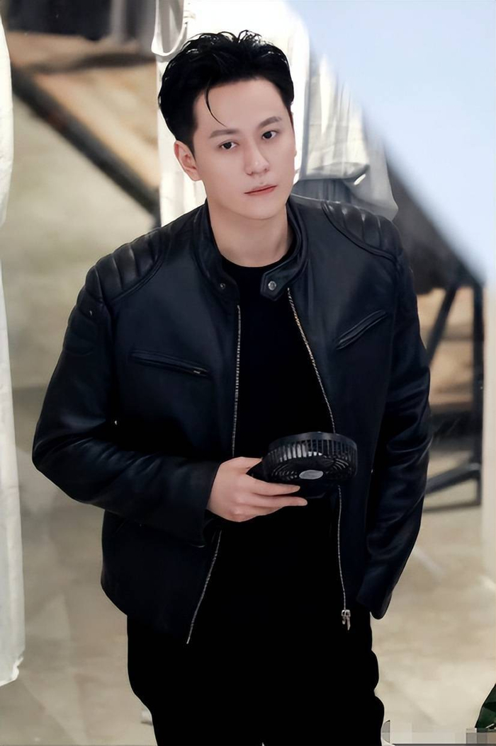  尽管如此，秦俊杰的年纪还不大，演技也很出色，外形条件也依旧令人称赞。他依然在努力拍戏，依然对自己所热爱的事业充满热情。至于未来的发展，谁也无法预料，毕竟他还年轻，还有许多潜力尚未被发掘。正如他自己所言，未来的路充满了各种可能，或许有一天，他会迎来更大的机会，重新赢得大众的关注和喜爱。