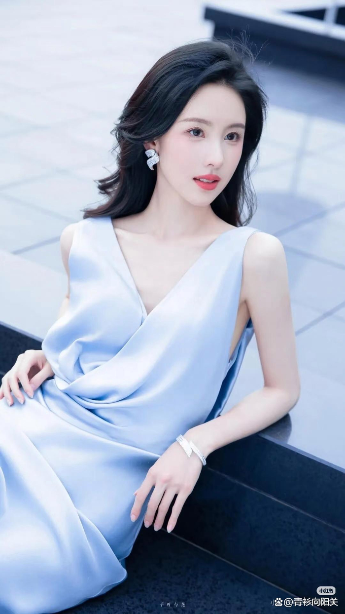 原著党普遍认可陈都灵“清冷破碎感”与角色的契合度，尤其是轮椅路透被赞“抠海报式还原”。