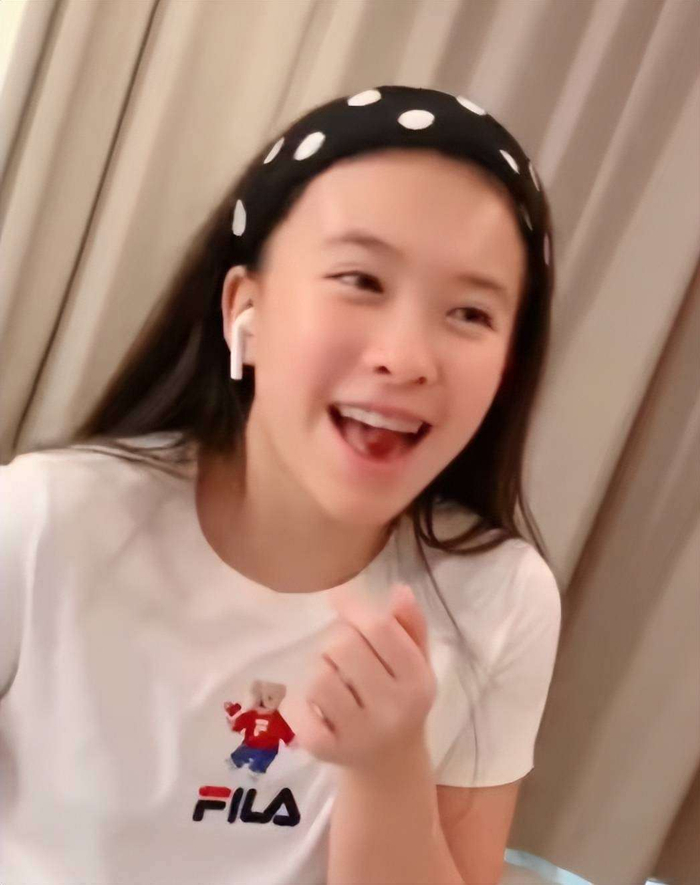 如今网络上总在渲染18岁就要完美的焦虑，但王紫嫣用自己的行动轻松打破这种偏见。她不需要瘦成闪电才能被认可，不需要整张网红脸才能拥有自信。正如刘涛在《花儿与少年》中所说：女孩子首先要学会接纳自己。当别家星二代忙着晒豪宅名表时，这个会陪妈妈吃烤肉、会素颜逛街的普通姑娘，反而让人看到健康家庭教育的成果——真正的富养，不是物质堆砌，而是让孩子有勇气做最真实的自己。说到底，能够坦然接受我不完美，但我很好，才是当代年轻人最值得追随的榜样。