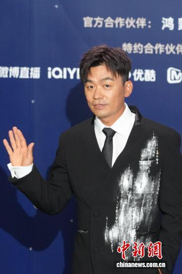 6月14日，2026微博电影之夜红毯盛典在上海举行。图为王宝强亮相红毯。中新社记者 张亨伟 摄