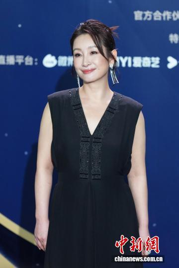 6月14日，2026微博电影之夜红毯盛典在上海举行。图为秦海璐亮相红毯。中新社记者 张亨伟 摄