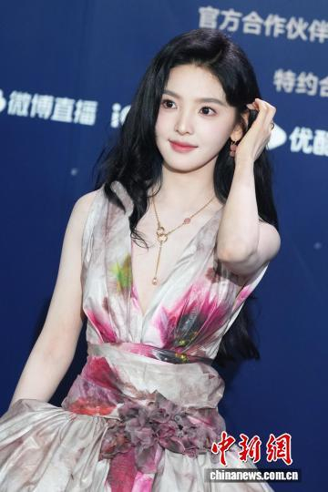 6月14日，2026微博电影之夜红毯盛典在上海举行。图为章若楠亮相红毯。中新社记者 张亨伟 摄