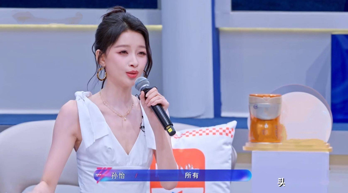 其实，孙怡在五公组队过程中并不是那么顺利，一个原因可能就是她还是之前的特色，即一味地强调我前面一直在输，我需要你之类的话，这示弱之举在四公淘汰赛里有点让有实力没人气的姐姐心情复杂。你要说输，张月输得更惨，不仅多次站在危险团席位上，还送走了淘汰的姐姐里的半数，但张月却没一直在说自己输这事。所以说但凡孙怡学学危险团常驻嘉宾张月，或学学获胜团常驻嘉宾曾沛慈的强者风范，不至于一再被实力人气兼具的姐姐拒绝，最后只能捡些不太敢拒绝人或没什么人要或有实力没人气的姐姐。
