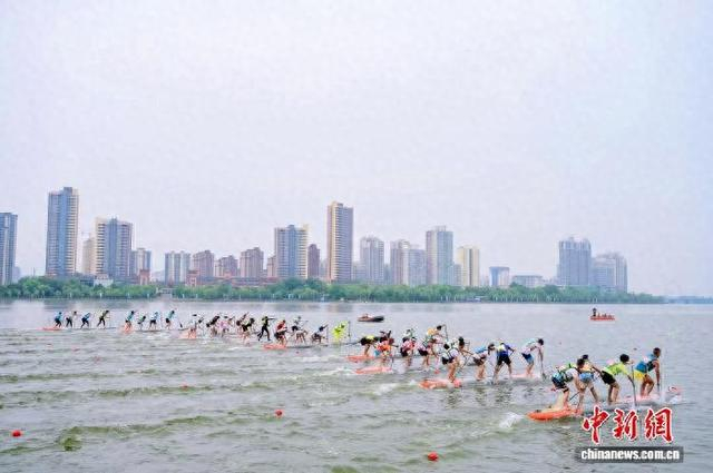 2026年中国桨板国际公开赛13日至14日在陕西汉中进行，海内外600余名选手同场竞技。 图为参赛选手竞逐汉江。 李正乾 摄