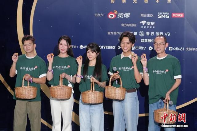 6月14日，2026微博电影之夜红毯盛典在上海举行。图为《给阿嬷的情书》主创亮相红毯。中新社记者 张亨伟 摄