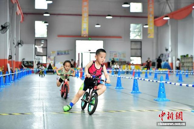 6月7日，位于河北保定的百花1970体育文化园内，小朋友体验平衡车课程。 中新社记者 翟羽佳 摄