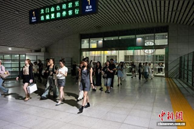 图为旅客在洛阳龙门站。国铁集团郑州局供图