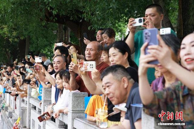 图为龙舟赛吸引民众观赏。中新社记者 孙杨洋 摄