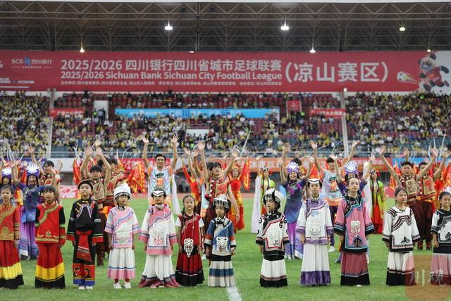 赛前演出。何勤华摄