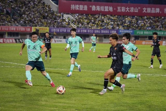 双方球员激烈拼抢。李思行摄