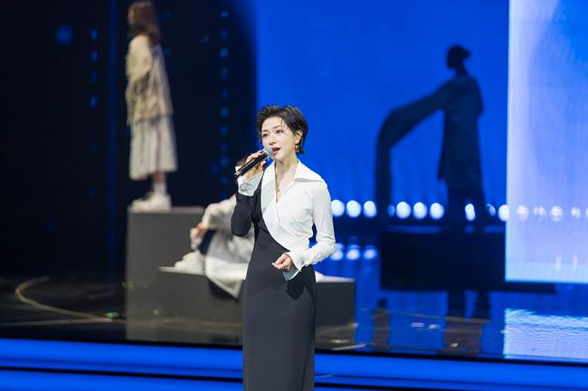 11月11日，2025中国金鸡百花电影节在厦门开幕。开幕式上，演员万茜述说在电影中和角色相遇的故事。新华网记者 钟奕摄