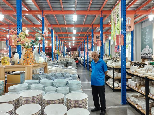 通州3000平方米老库房变身陶瓷餐具“网红仓超”。受访者供图