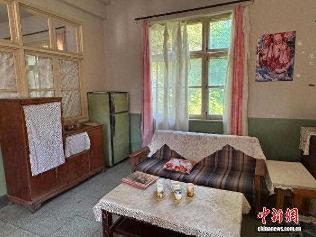 6月7日，“西郊印象·保定市花漾年代剧影视基地”里的布景。 赵丹媚 摄