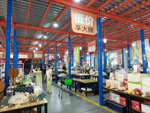 通州3000平方米老库房变身陶瓷餐具“网红仓超”。受访者供图