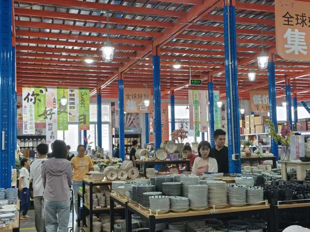 通州3000平方米老库房变身陶瓷餐具“网红仓超”。受访者供图