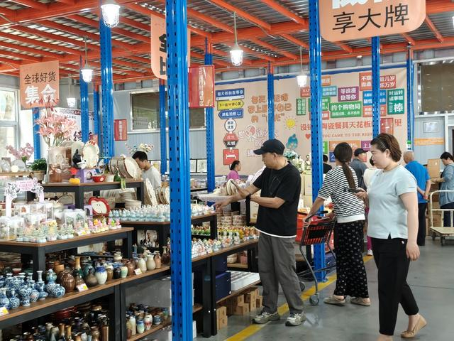 通州3000平方米老库房变身陶瓷餐具“网红仓超”。受访者供图