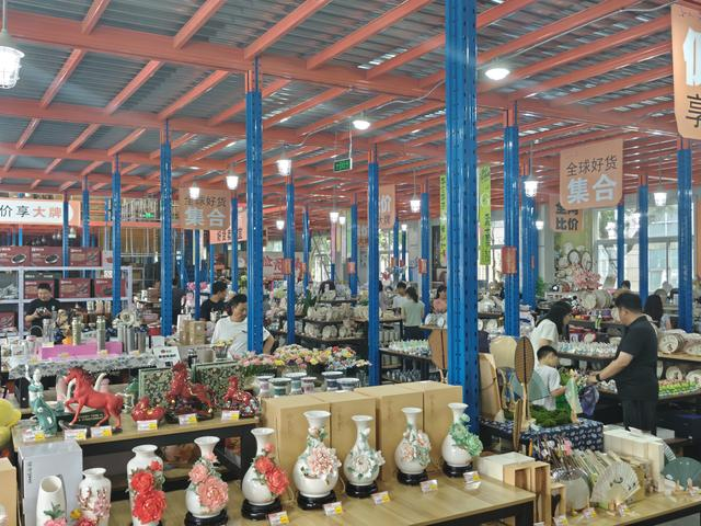 通州3000平方米老库房变身陶瓷餐具“网红仓超”。受访者供图