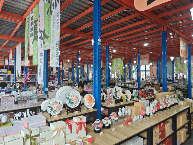 通州3000平方米老库房变身陶瓷餐具“网红仓超”。受访者供图