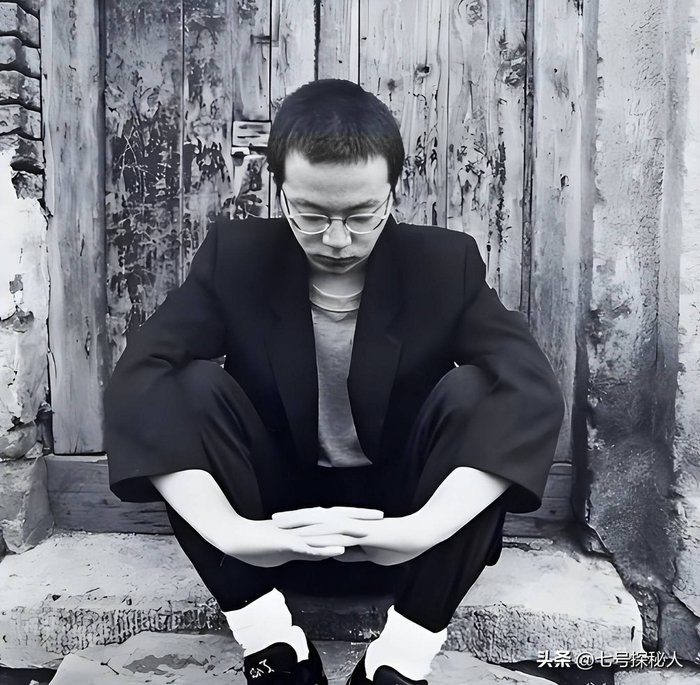 今天的窦唯，早已不是那个昔日的摇滚少年，而是一个更加成熟、懂得享受生活的中年人。他的生活看似平淡无奇，但对他而言，这份宁静与安详，是他此生最珍贵的幸福。