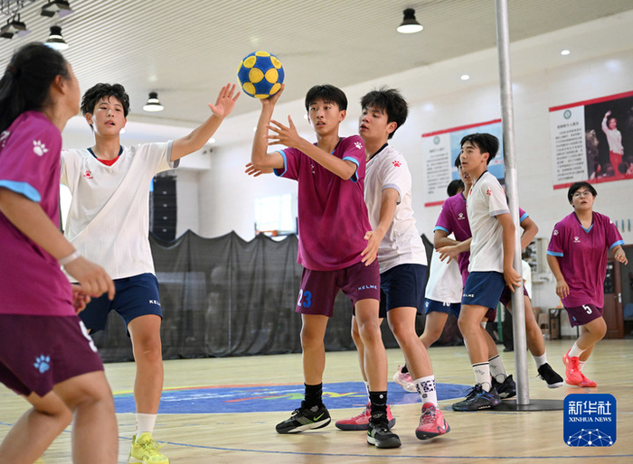  2025年7月11日，河南省郑州市第七十六中学荷球队球员在练习赛中。新华社记者 李嘉南 摄