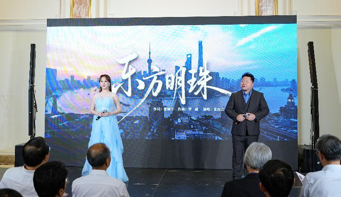 上海市黄浦区青联委员、上海歌舞团独唱演员周杨与安徽歌舞剧院独唱演员张由吉演唱《东方明珠》