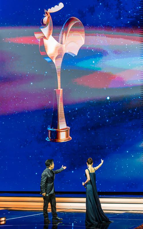 11月11日，2025中国金鸡百花电影节在厦门开幕。开幕式上，演员黄渤、周冬雨携手“点亮金鸡”。新华网记者 钟奕摄