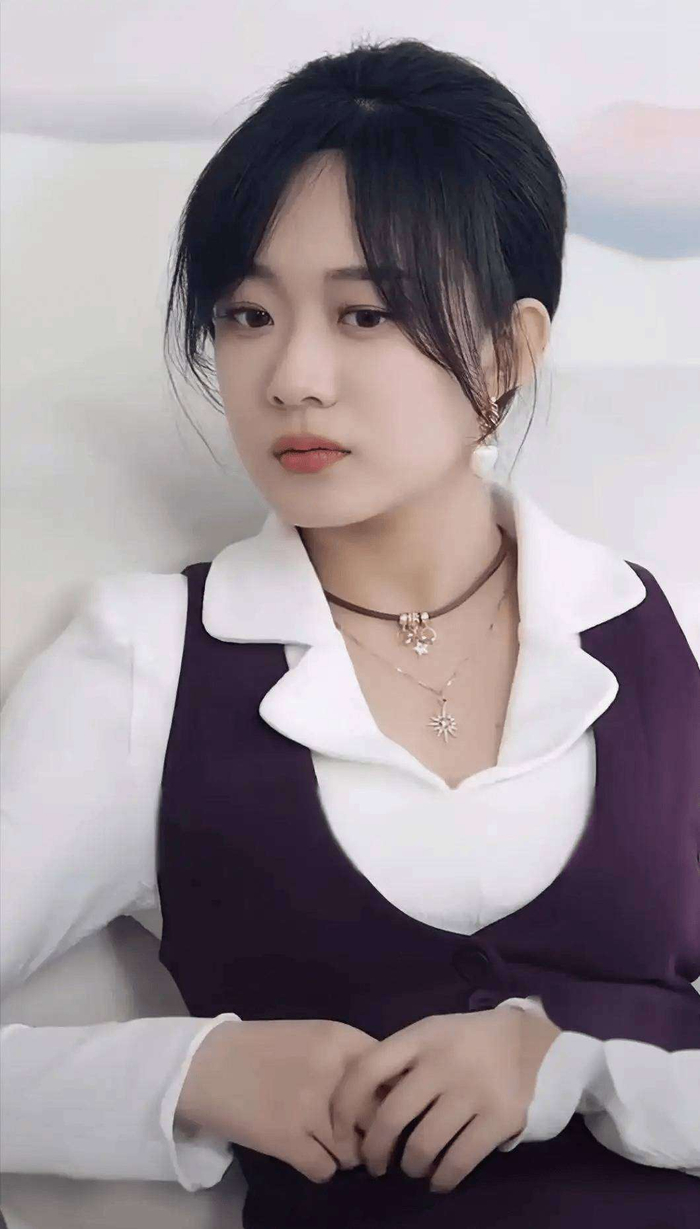 事实上，这并非姜十七第一次陷入换脸风波。作为短剧圈的顶流，她的每一次外貌变化几乎都会被无限放大审视。支持者认为，大家真正应该关注的是她的演技——毕竟在《恶女的告白》中，她能从甜妹瞬间转化为拽姐，这靠的是角色塑造，而非脸蛋的光鲜。反对者则坚持，公众人物既然靠流量吃饭，就必须接受外貌讨论，自然真实比千篇一律的网红脸更圈粉。 这场骂战背后，折射出整个行业的审美困境：短剧演员到底该靠脸还是靠戏？或许姜十七那七个又字，不仅是对争议的无奈反击，更像是在向所有被容貌焦虑困扰的人喊话：与其纠结我换了几张脸，不如看看我演了多少戏。