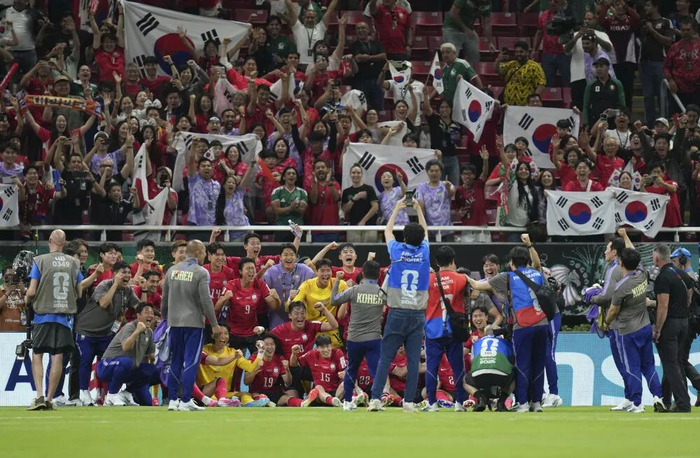 6月11日，韩国队球员在比赛后合影。新华社发（马丁·萨巴拉摄）