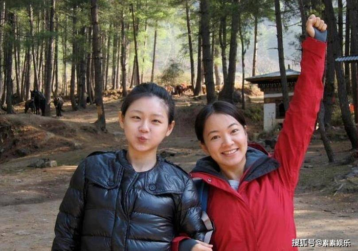 如今大S离世，阿雅为她祈福，姐妹情真的很深很深，希望大S看到了大家为她做的一切。