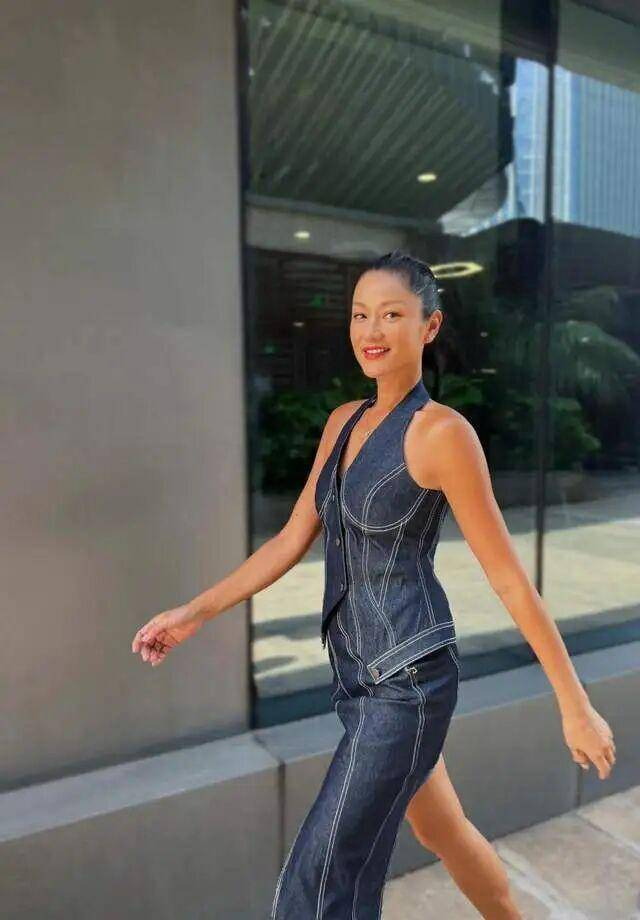 如今54岁的瞿颖，一头银发坦然示人，不刻意追求冻龄，却保持着令人羡慕的状态，18%的体脂率展现出自律与健康。她不再追逐镁光灯的光环，不被婚姻形式束缚，也不为年龄焦虑困扰。在异国小城，她过着自己喜欢的生活：既有稳定陪伴，也有真挚友情，更有忠于自我的底气。从坎坷情路到获得松弛幸福，瞿颖用半生证明：人生没有标准答案，无需迎合世俗，活得自在坦荡，便是最美的模样。