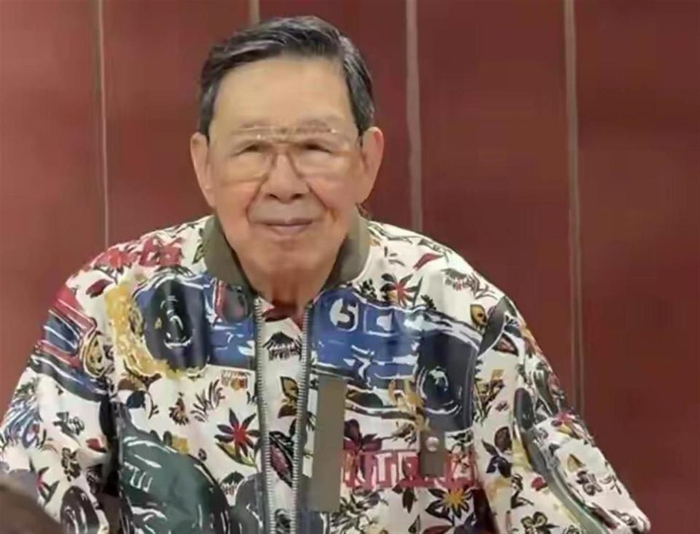 四十多年的交情，用一个拥抱建立，用一个电话续上，中间夹着一个两秒钟的表情截图——截图赢了传播，但赢不了事实。 