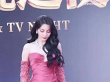 好久不见的红毯热巴！一身红色抹胸鱼尾裙，气场全开，亮相