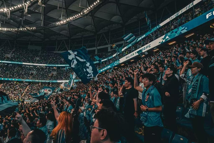 5月1日晚，大连英博队球迷在观看主队比赛。图片来自大连英博俱乐部社交账号