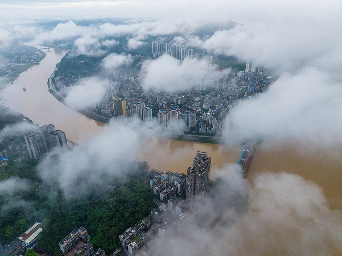 △15日，广西梧州遭遇暴雨到特大暴雨，珠江上游西江迎来“龙舟水”。