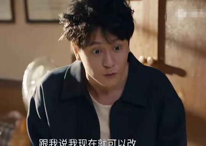 但很多人其实忽略了，他的出道起点在同龄演员中是非常高的。 他是正儿八经被张艺谋亲自挑选的谋男郎，起点可以说是顶配级别。早在2006年拍摄《满城尽带黄金甲》时，年仅15岁的他就已经站在巨星云集的剧组中，完成了人生第一部电影作品。 从出道第一步开始，他就拥有极高曝光与资源起点，电影上映后也迅速积累知名度，开启了演员生涯。 此后他也出演过不少男主作品，只是随着胡辣汤事件等舆论风波影响，他的公众评价受到冲击，事业发展节奏也明显放缓。 娱乐圈的感情与事业，从来都没有固定剧本，也没有标准答案。走到最后的原因各不相同，而留下的遗憾，也往往各自不同。