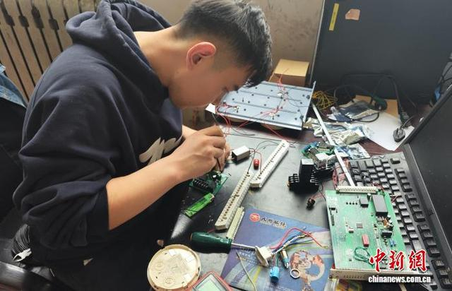 图为西宁机务段西宁机务段整备车间青年技师王泽义正在制作创新设备。 周尚燊摄