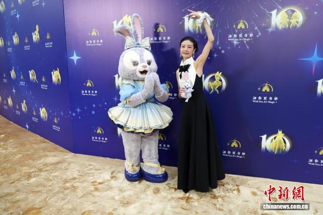 图为芭蕾舞艺术家谭元元亮相星光红毯。中新社记者 汤彦俊 摄 